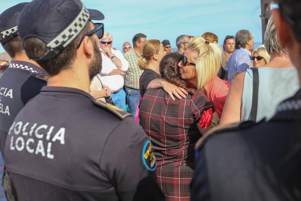 Vecinos de Orihuela Costa rinden homenaje al niño fallecido tras chocar con otro mientras jugaba