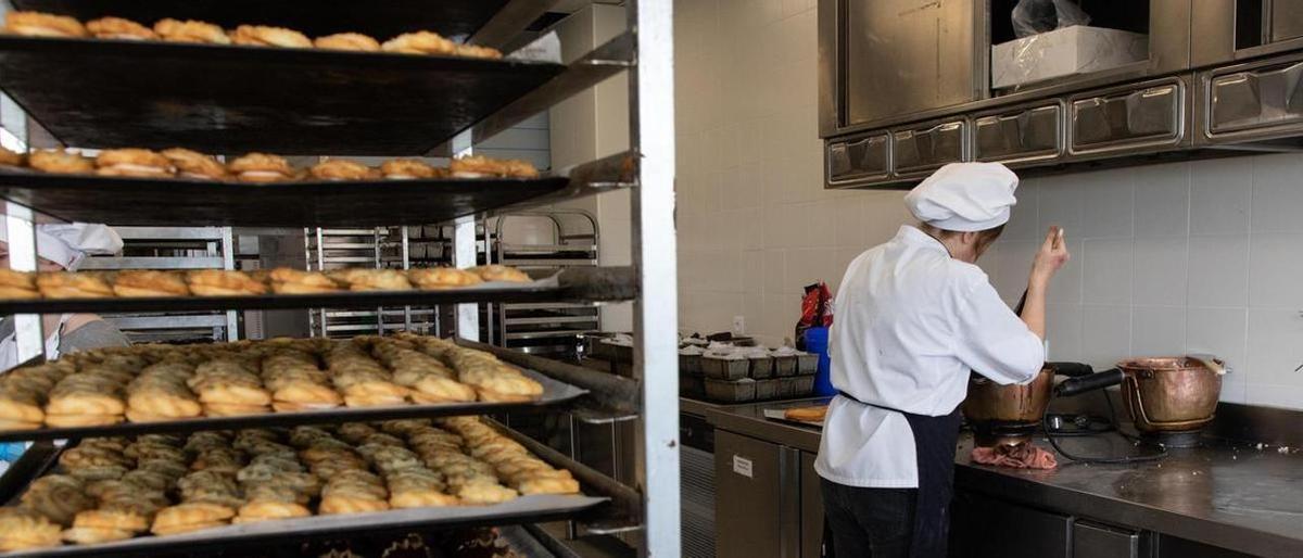 Una mujer trabaja en la elaboración de torrijas en una pasteleía.