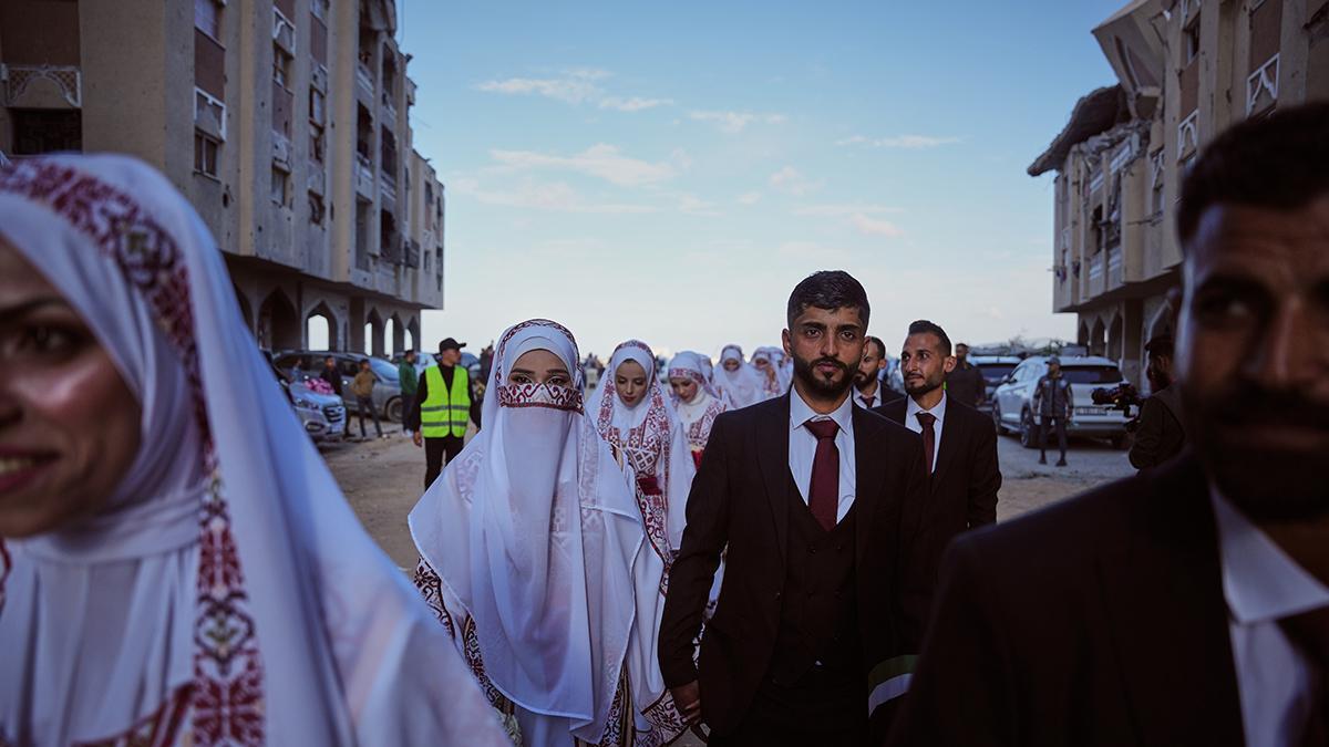 Inusual boda colectiva en Jan Yunis, en la Franja de Gaza