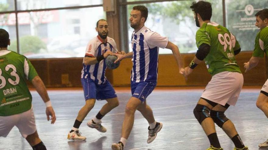 Jugada de ataque del equipo coruñés en el partido de ayer.