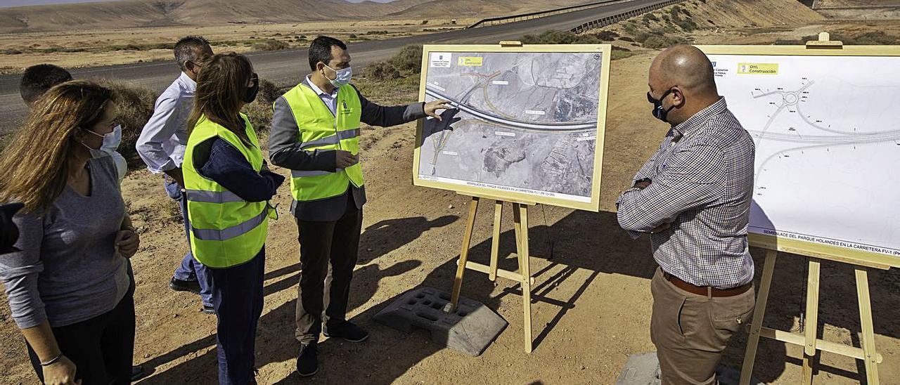 El vicencosejero Gustavo Santana explica detalles de la obra a Sergio Lloret y Pilar González, ayer. |