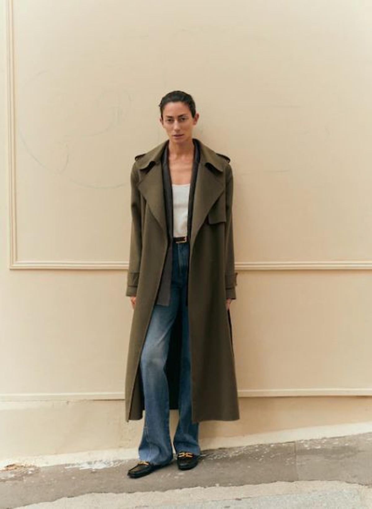 Amelia Bono, con abrigo tipo trench de Massimo Dutti (249 €)