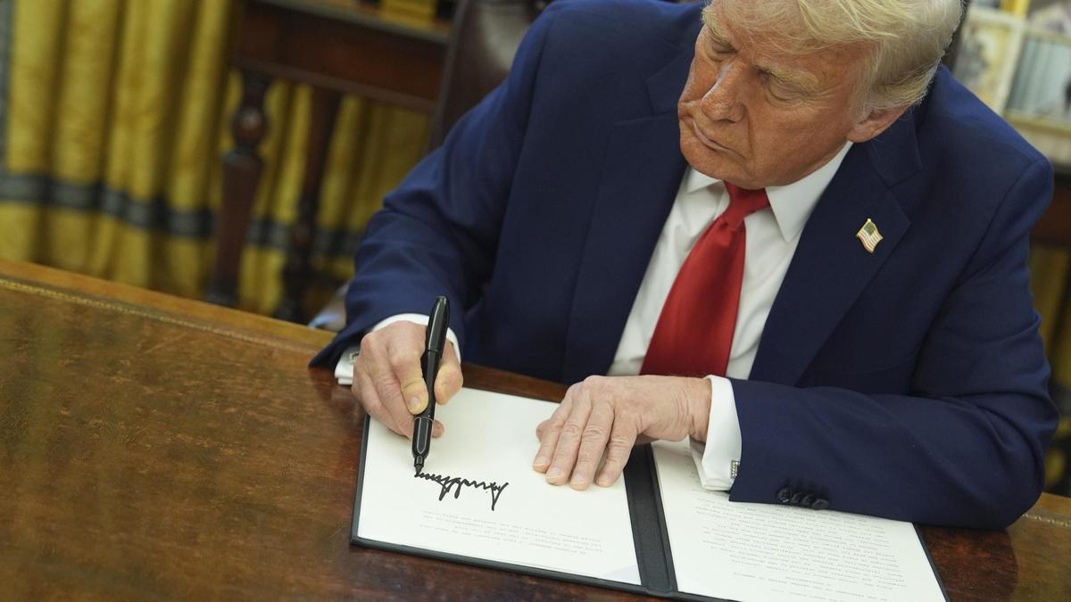 El presidente de EEUU, Donald Trump, firma una orden ejecutiva en el Despacho Oval.