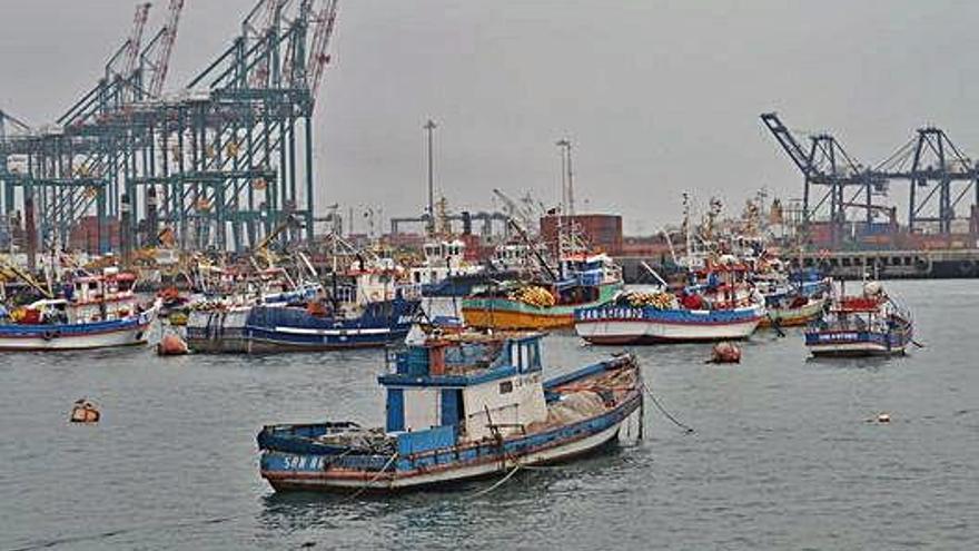 Barcos de pesca artesanal en el puerto de San Antonio, Chile.