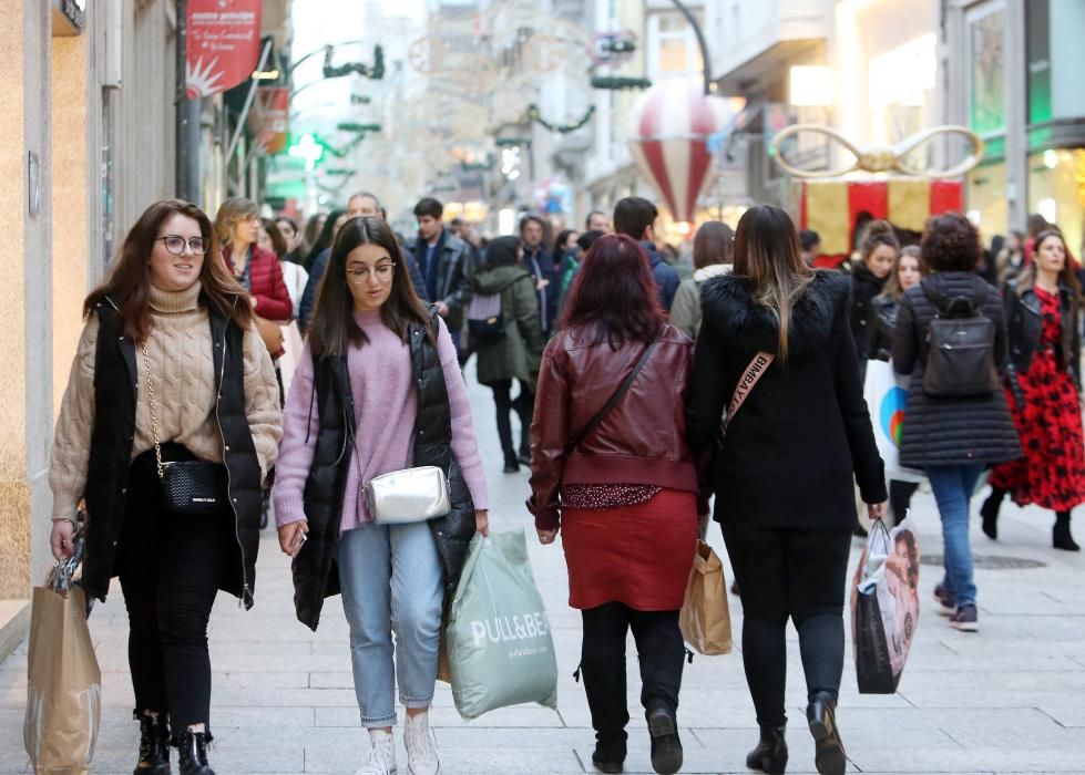 La fiebre del "Black Friday" y las luces navideñas colapsan el centro de Vigo