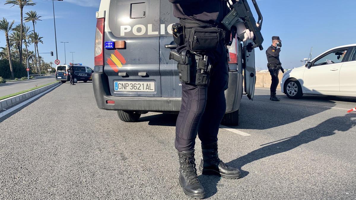 Imagen de un control policial en Alicante el día en que tuvo lugar la persecución.