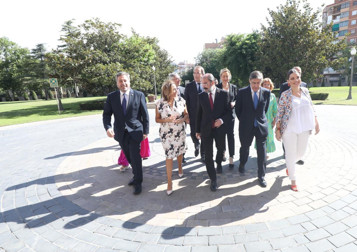 Foto de familia del cuatripartito, con José Luis Soro (CHA), Mayte Pérez (PSOE), ArturoAliaga (PAR) yMaru Díaz (Podemos).