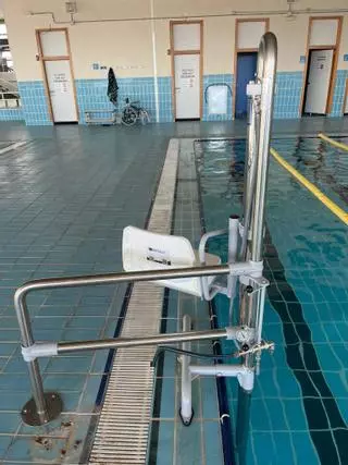 Un nuevo elevador hará más accesible la piscina cubierta de Sueca