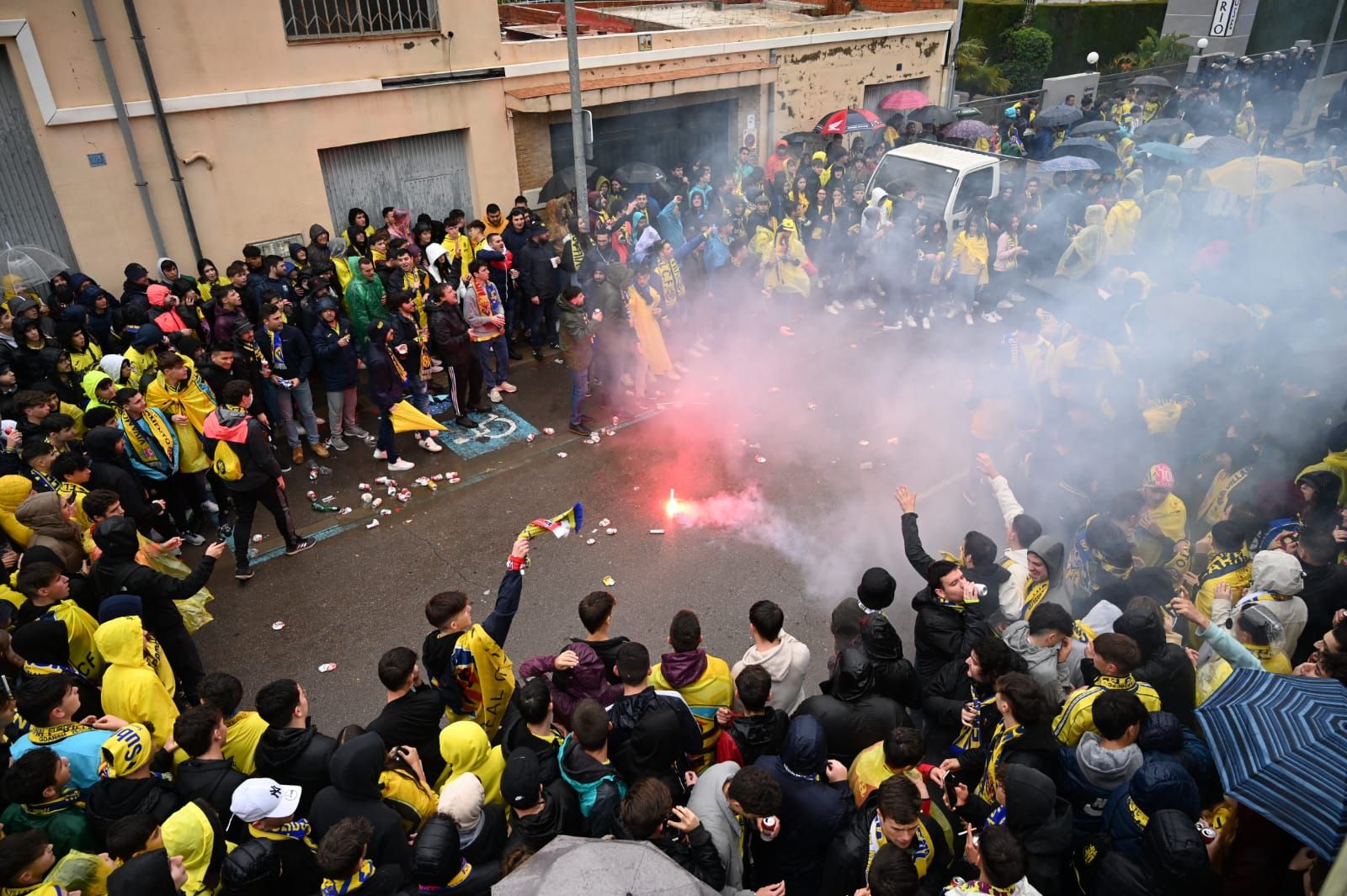 Fotogalería | La lluvia no frena las ganas de la afición del Villarreal de ver a su equipo en la final de Champions