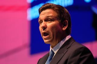 DeSantis firma una ley que prohíbe tener en cuenta la crisis climática para invertir