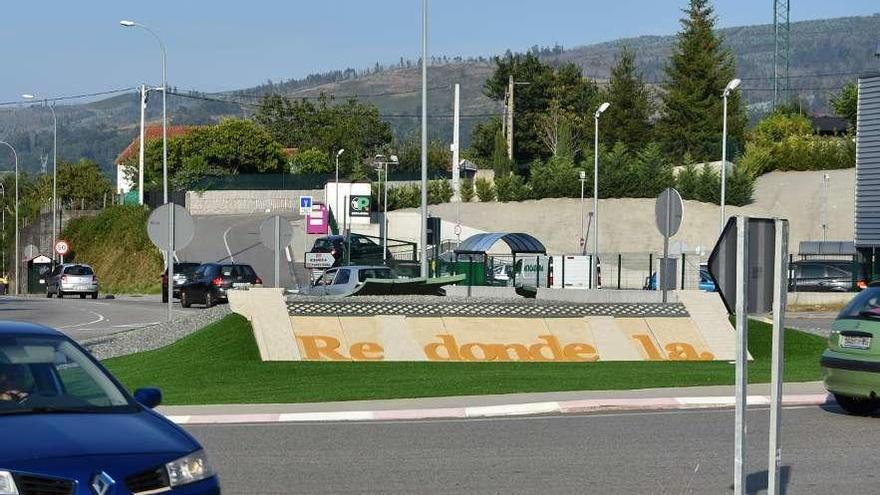 Una escultura del &quot;viaducto de Madrid&quot; da la bienvenida a Redondela en una rotonda de la N-552. // FdV