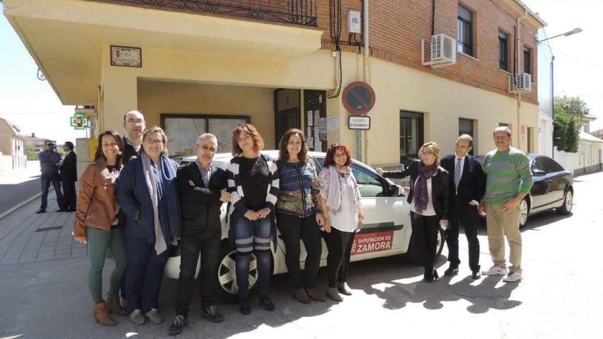 Mayte Martín junto a responsables de la institución, trabajadores del Ceas y el alcalde de Camarzana.