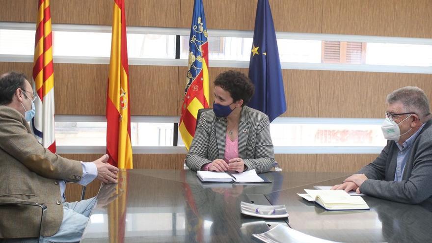 La alcaldesa de Onda se reunió con presidente y secretario de la patronal de los fabricantes de maquinaria del sector cerámico.