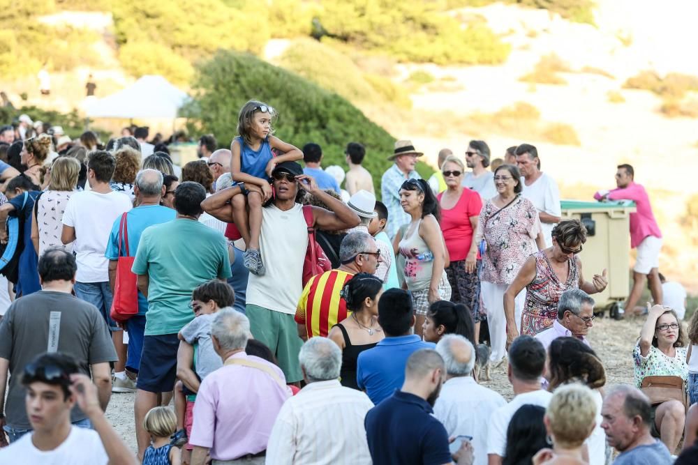 Para celebrar la conquista catalana de Ibiza que se produjo el 8 de agosto de 1235, ibicencos, visitantes y residentes se divirtieron ayer por la tarde en Puig des Molins