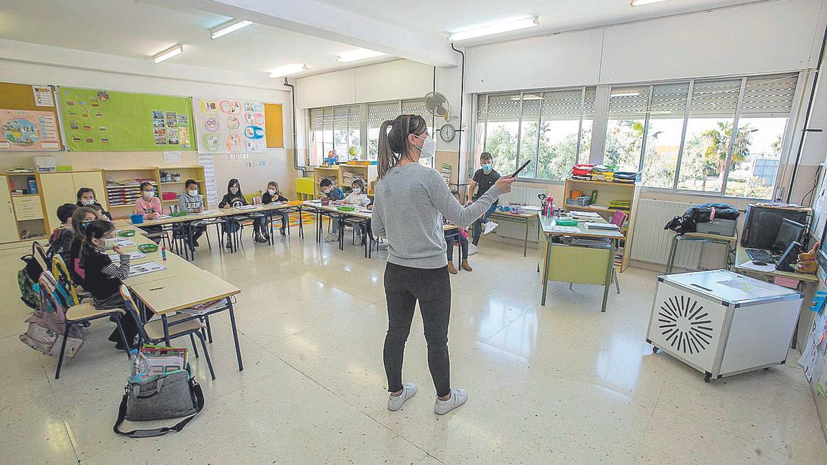 Docentes reciben mascarillas durante la última semana