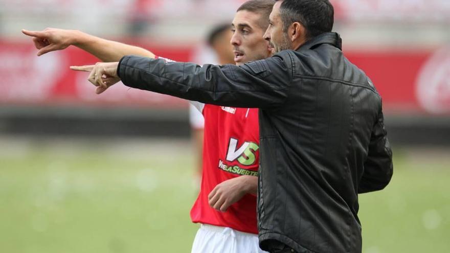 Manolo Herrero, dándole instrucciones a Héber Pena el domingo contra el Cartagena.