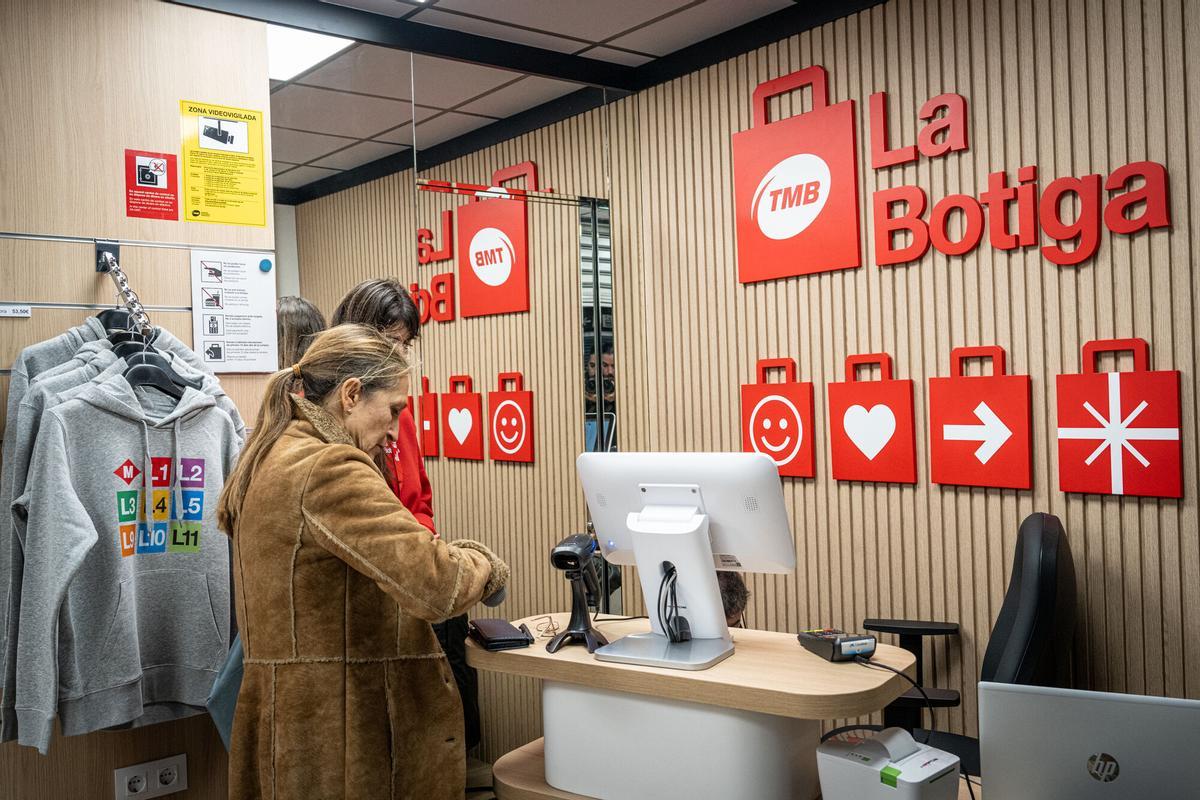 TMB presenta la primera tienda de merchandising de TMB en el metro de Barcelona, situada en la estación de Sagrada Família. Laia Bonet participa en la inauguración, este lunes. 