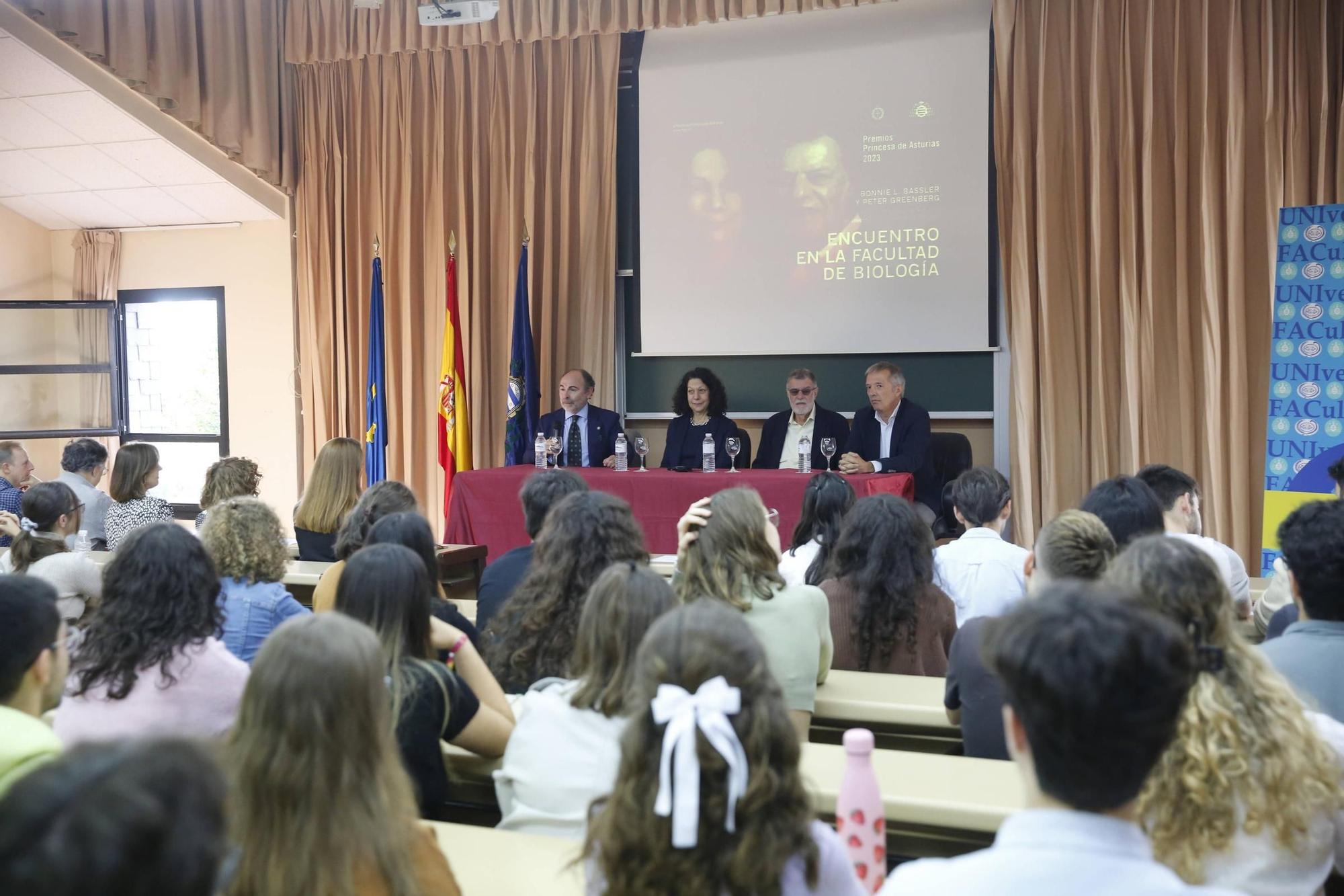 EN IMÁGENES: Los Premios "Princesa de Asturias" de Ciencias visitan la facultad de Biología.