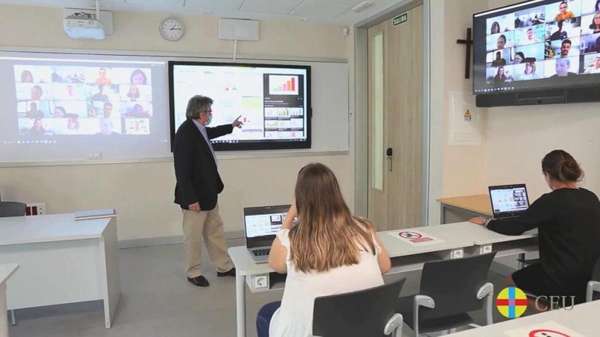 La digitalización y la internacionalización son elementos claves en la oferta formativa del CEU.