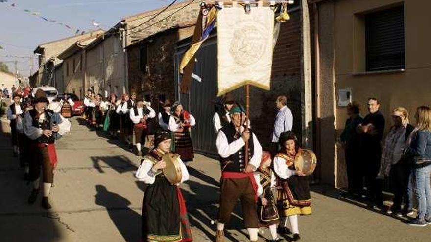 Pasacalles tradicional en las fiestas de Losacino de Alba.