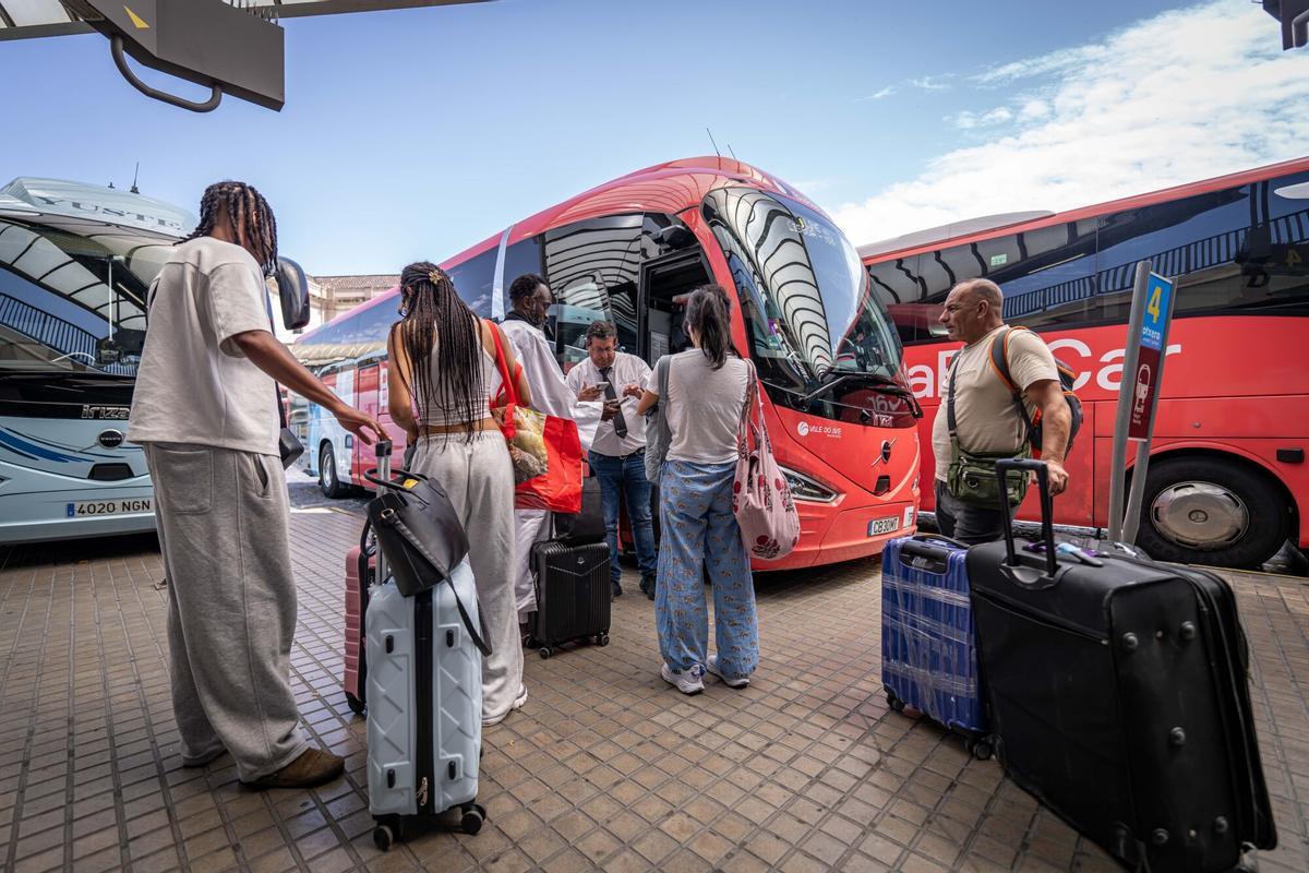 Estació Barcelona Nord. Ambiente de tránsito de viajeros en la Estació del Nord de Barcelona, con pasajeros entrando y saliendo de la terminal y accediendo a autobuses de compañías nacionales e internacionales como Alsa, FlixBus, BlaBlaCar Bus y Eurolines, que conectan la ciudad con destinos de España y distintos países de Europa, a 21 de junio de 2026. Barcelona. AUTOR: MANU MITRU | EPC