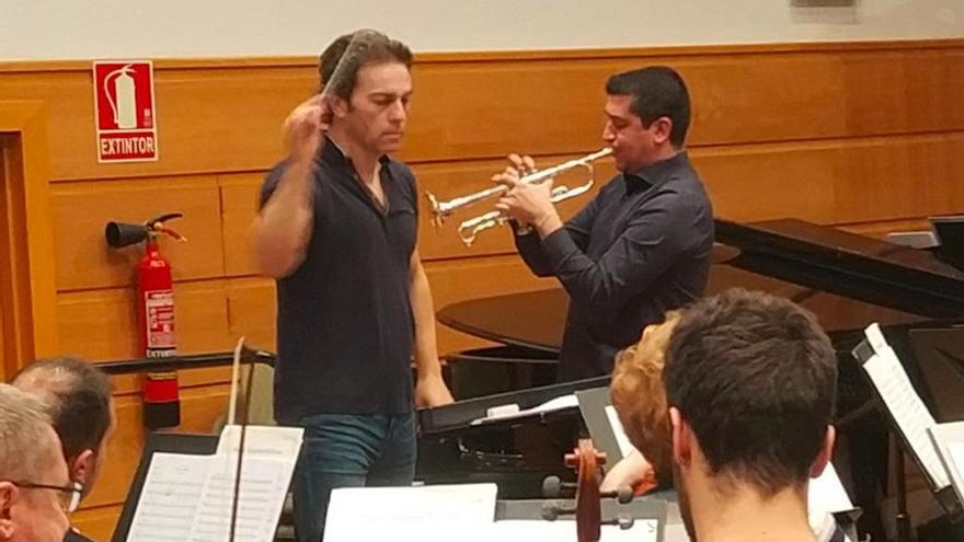 José María Moreno junto al trompetista Pacho Flores en los ensayos