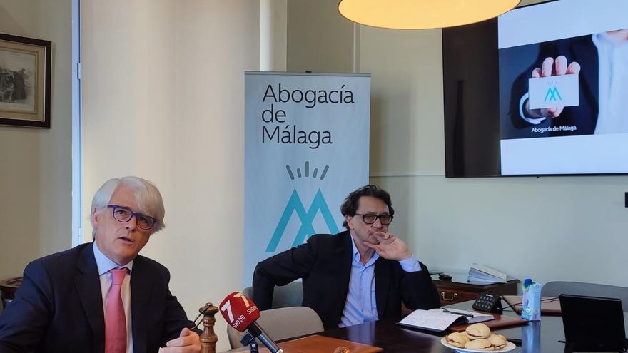 El decano del Colegio de Abogados de Málaga, Salvador González, y el responsable del equipo que ha realizado el nuevo diseño de la imagen corporativa colegial, Manuel Estrada.