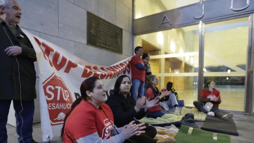 Protesta de la plataforma Stop Desahucios de San Vicente.