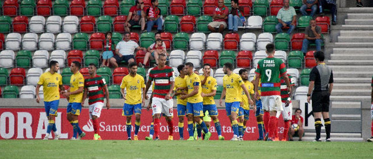 Los futbolistas de la UD Las Palmas celebran el gol de Tana en el partido de ayer frente al CS Marítimo.