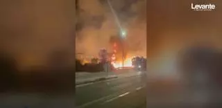 Alerta en Villar del Arzobispo por un incendio de vegetación a la entrada del pueblo