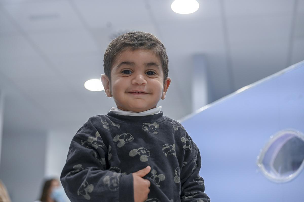 El pequeño Amjad juega en el área de inmunología pediátrica de Vall d’Hebron