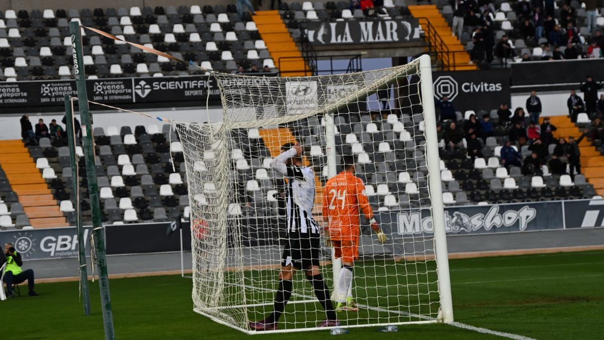 Ferrón lamenta una ocasión fallada durante el encuentro ante el Talavera.