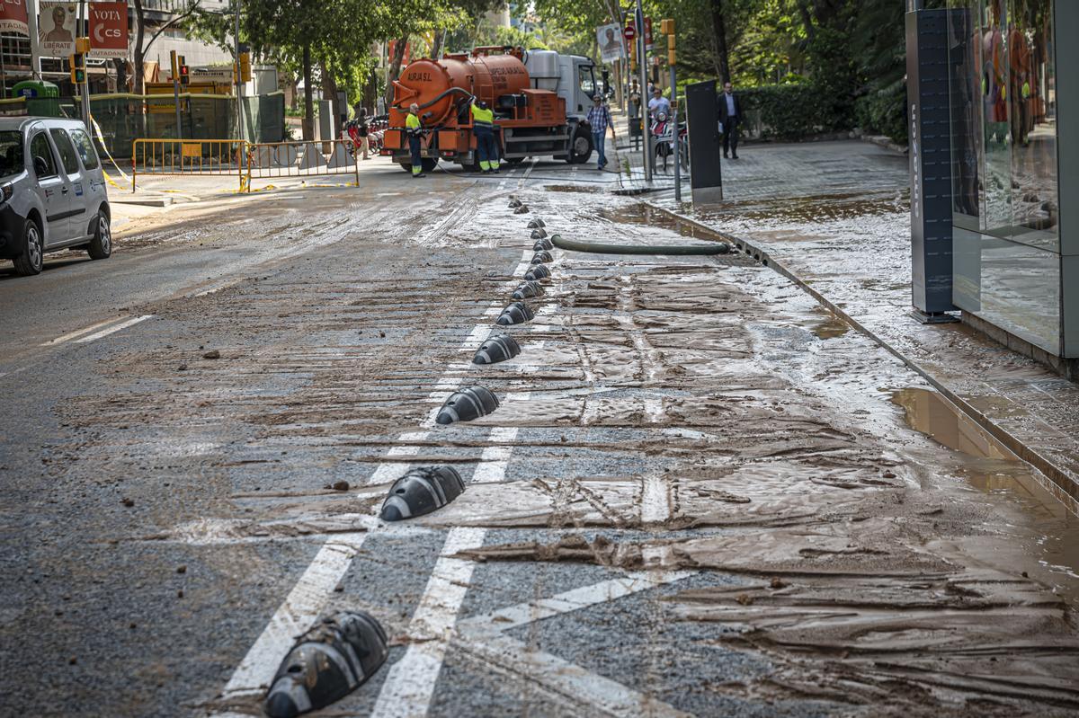 Escape de agua de grandes dimensiones en la avenida Pedralbes con el paseo Manuel Girona de Barcelona