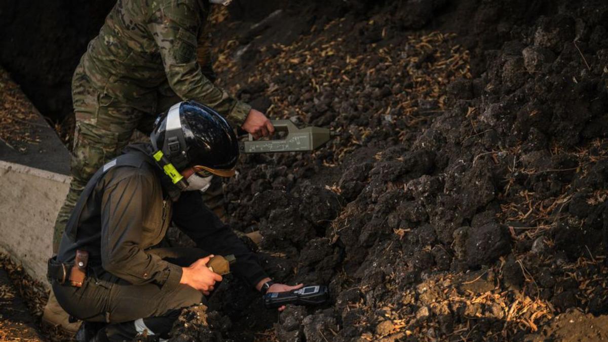 La asociación de vecinos de La Laguna, quemada por efecto de la lava. | | ANDRÉS GUTIÉRREZ