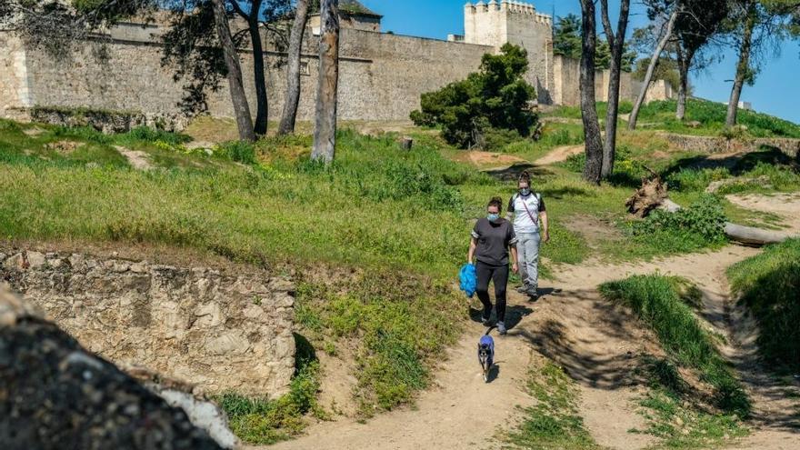 El camino cubierto desde la puerta del Alpéndiz al parque de la Legión se pondrá en valor