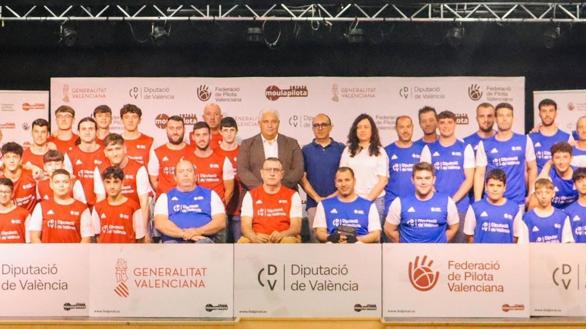 Els finalistes de les categories masculines, en la presentació del Centre Cultural de Polinyà de Xúquer.