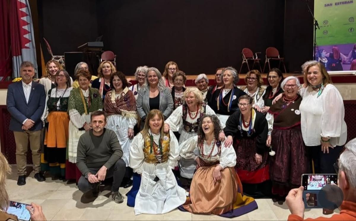 Foto de familia de los integrantes del coro, con la alcaldesa, Eva Pérez, en el centro, y varios ediles.