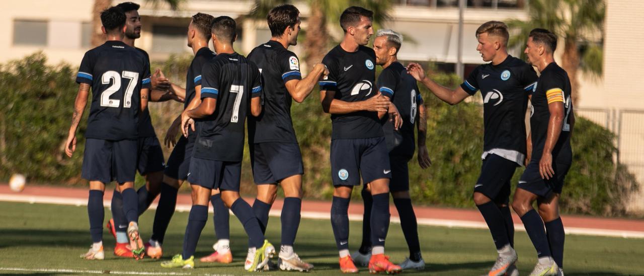 Jugadores de la UD Ibiza durante el encuentro amistoso contra la Penya Deportiva en Can Misses 3