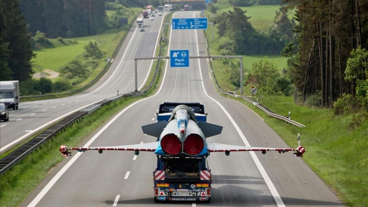 Traslado de un avión Eurofighter por una autopista alemana.