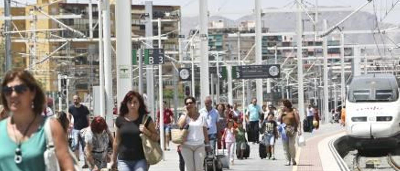 El puente del 1 de Mayo llena hoy de miles de turistas Alicante