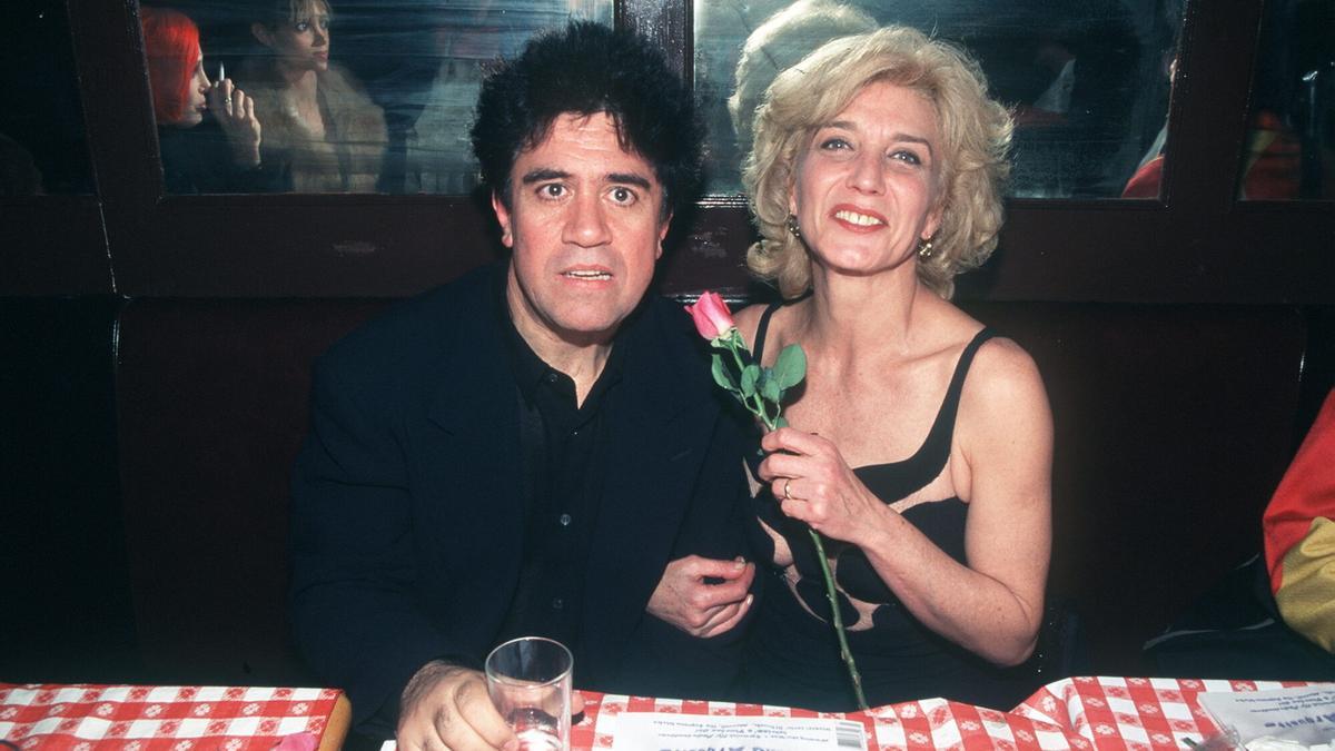El director de cine Pedro Almodovar y la actriz Marisa Paredes en 1996 en la fiesta organizada en un bar de moda de Manhattan, tras la proyección de su película "La flor de mi secreto".