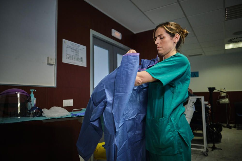 Reportaje sobre la situación en el hospital durante el Covid-19 La Candelaria Mascarillas coronavirus sanitarios test UCI UVI  | 24/04/2020 | Fotógrafo: Andrés Gutiérrez Taberne