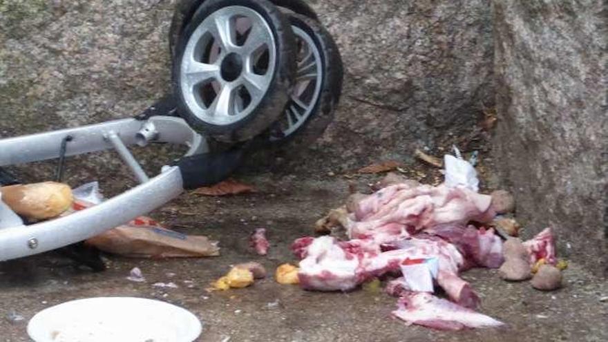 Detalle de los trozos de carne cruda en una esquina.