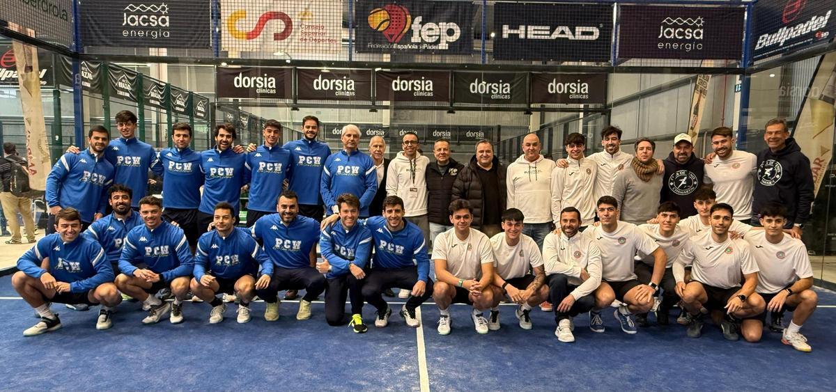 Los dos equipos posan juntos antes de la final.