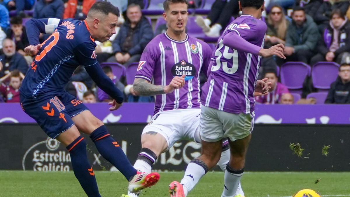 Iago Aspas dispara a portería en el último Valladolid-Celta. | LOF