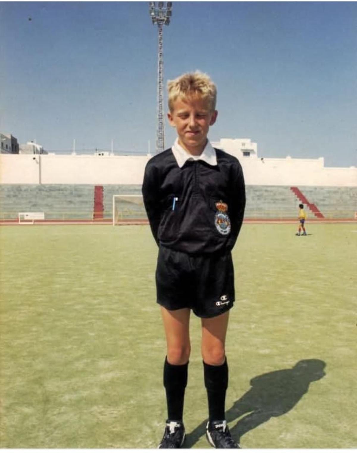 Hernández Hernández en su primer partido arbitrando, en Lanzarote.
