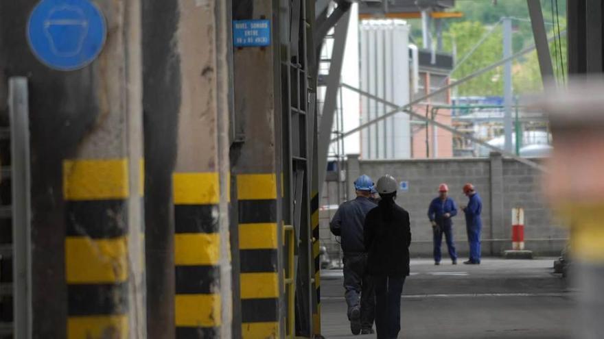 Varios trabajadores en la planta de Lada.