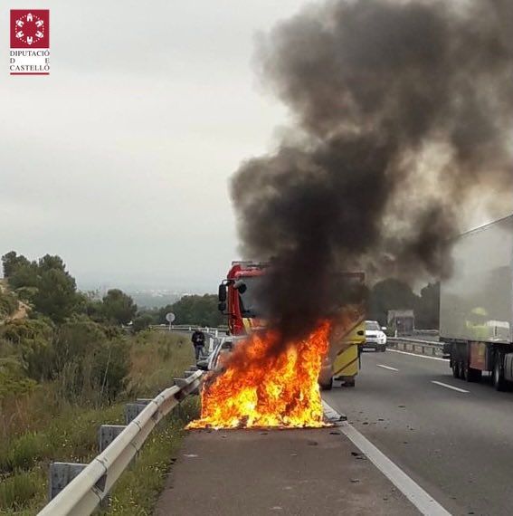 Un coche en llamas en plena AP7 a su paso por Orpesa