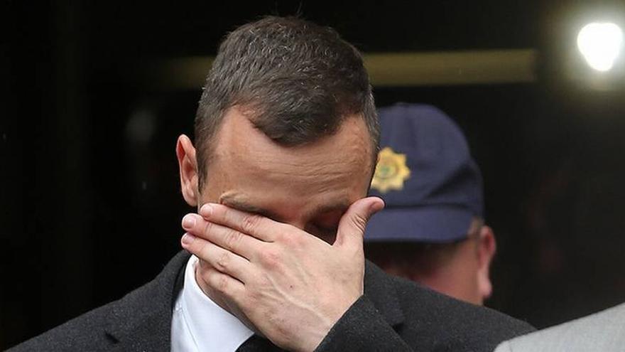 El fiscal, a Pistorius: &quot;Su novia estaba hablando con usted cuando disparó&quot;