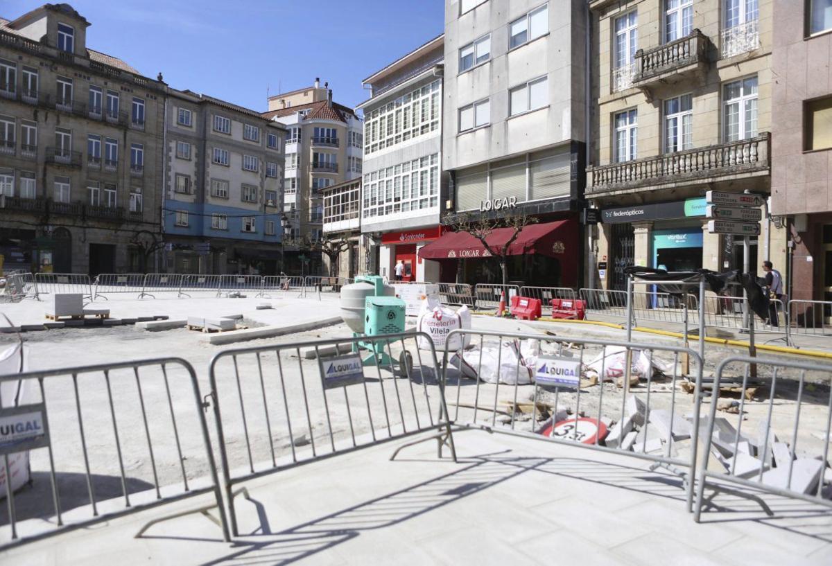 La reforma de la Praza de Galicia avanza, sin puntos de sombra todavía.  | BERNABÉ/ AMANDA CASTRO
